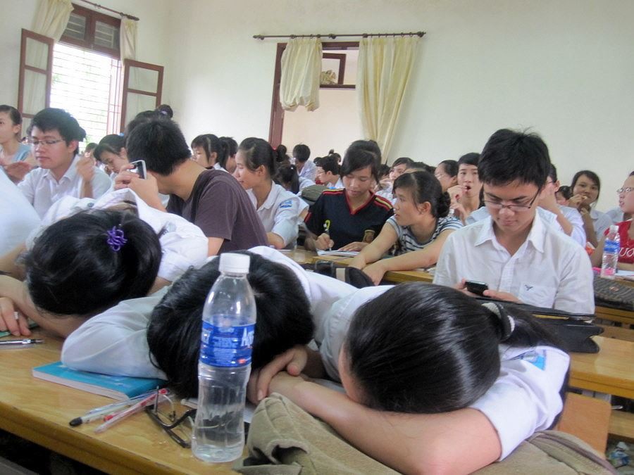 Lò luyện thi đại học, ký ức một thời chen chúc nhau ôn thi dưới trời hè oi bức của thế hệ 8X, 9X - Ảnh 3. Lò luyện thi đại học, ký ức một thời chen chúc nhau ôn thi dưới trời hè oi bức của thế hệ 8X, 9X - Ảnh 3.