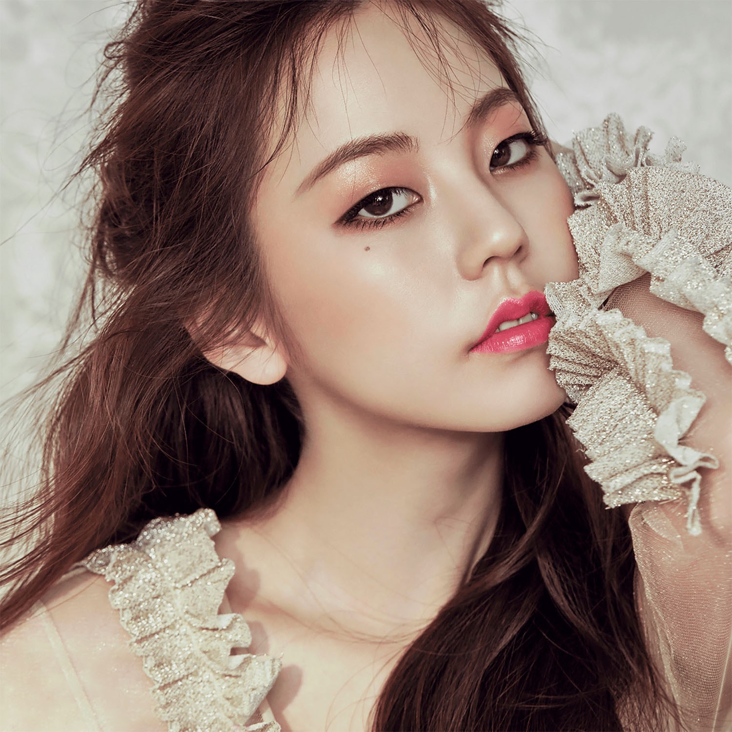 Đi ngược với trào lưu mắt 2 mí, những idol này vẫn nổi bật và tỏa sáng hết sức - Ảnh 10. Đi ngược với trào lưu mắt 2 mí, những idol này vẫn nổi bật và tỏa sáng hết sức - Ảnh 10.