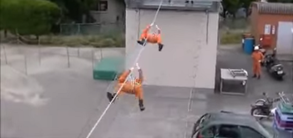 Lính cứu hoả Nhật Bản: Trèo tường nhanh như ninja, đu dây giỏi ngang người nhện - Ảnh 1.