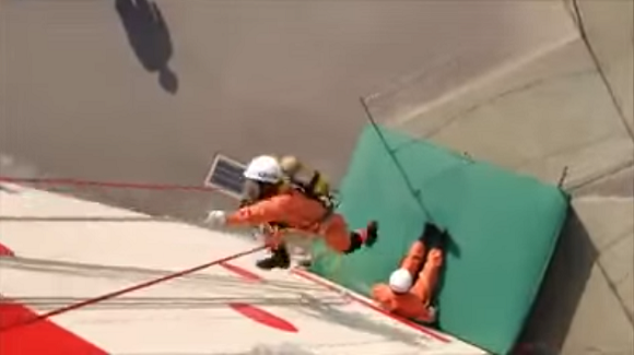 Lính cứu hoả Nhật Bản: Trèo tường nhanh như ninja, đu dây giỏi ngang người nhện - Ảnh 2.