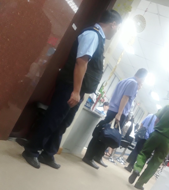 Bộ C&ocirc;ng an kh&aacute;m x&eacute;t chi nh&aacute;nh Ng&acirc;n h&agrave;ng Eximbank ở quận 1 - Ảnh 2.