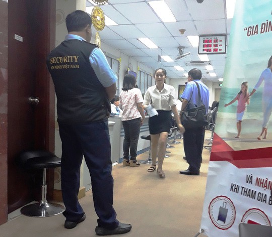 Bộ C&ocirc;ng an kh&aacute;m x&eacute;t chi nh&aacute;nh Ng&acirc;n h&agrave;ng Eximbank ở quận 1 - Ảnh 4.