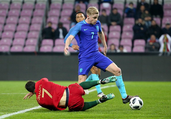 Ronaldo tự ngã, ăn vạ đòi penalty - Ảnh 2.