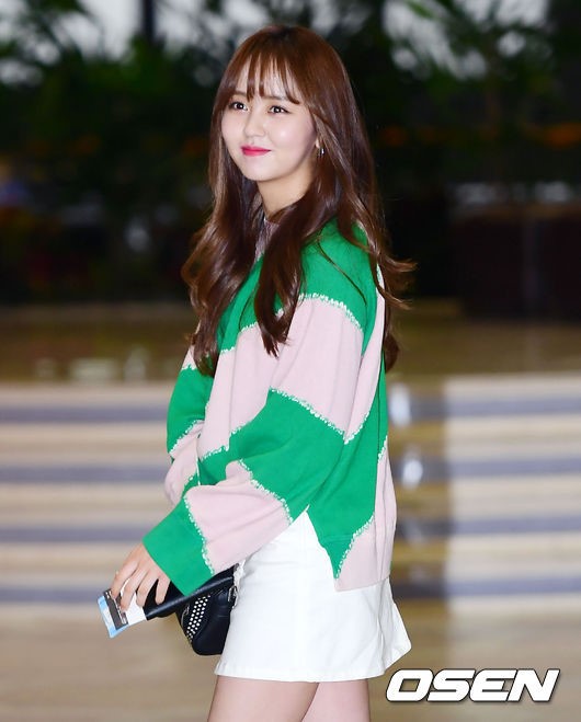 Kim So Hyun chiếm hết spotlight của TWICE, mỹ nhân Goblin và Kang Daniel biến sân bay thành sàn diễn - Ảnh 11.