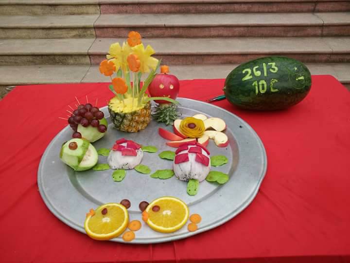 Chùm ảnh: Khi các bạn trẻ cầm dao bếp còn chưa thạo nhưng vẫn đi thi trang trí rau củ thì đây là kết quả - Ảnh 4.