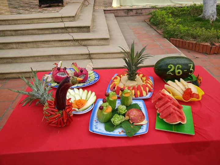 Chùm ảnh: Khi các bạn trẻ cầm dao bếp còn chưa thạo nhưng vẫn đi thi trang trí rau củ thì đây là kết quả - Ảnh 1.