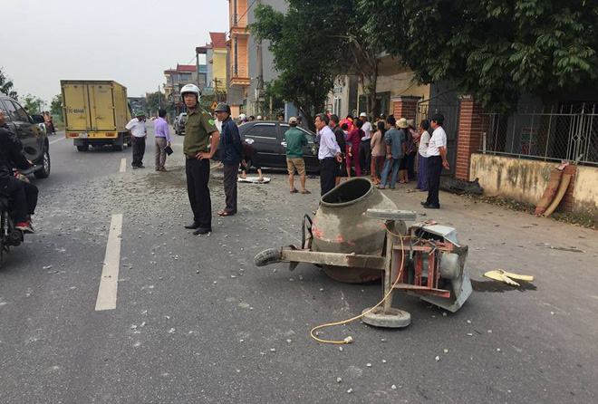 Nam Định: Xe con mất lái đâm vào máy trộn bê-tông bên đường rồi dừng lại dưới gốc cây - Ảnh 1.