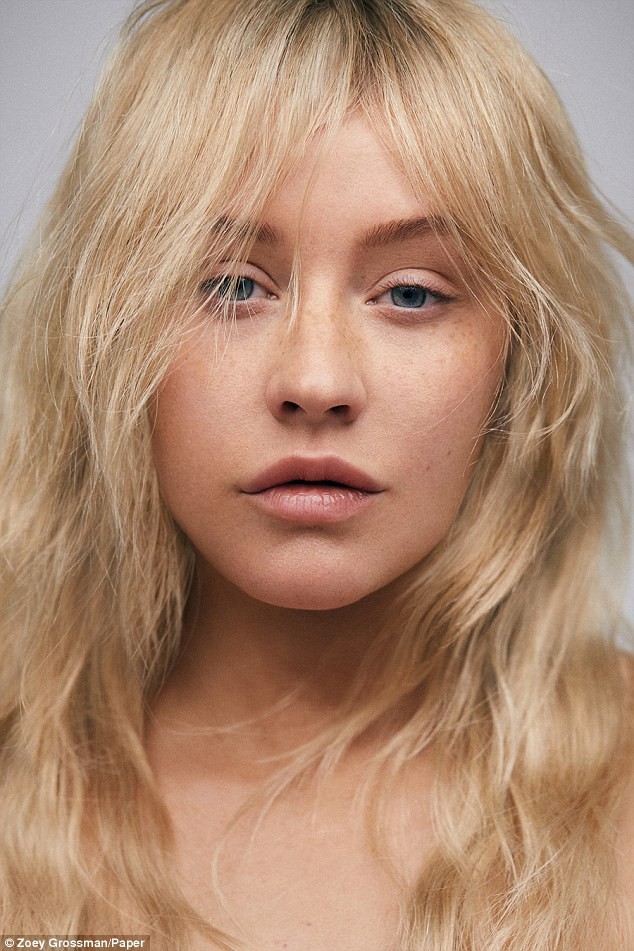 Christina Aguilera để mặt mộc chụp ảnh tạp chí khác lạ không nhận ra - Ảnh 2.