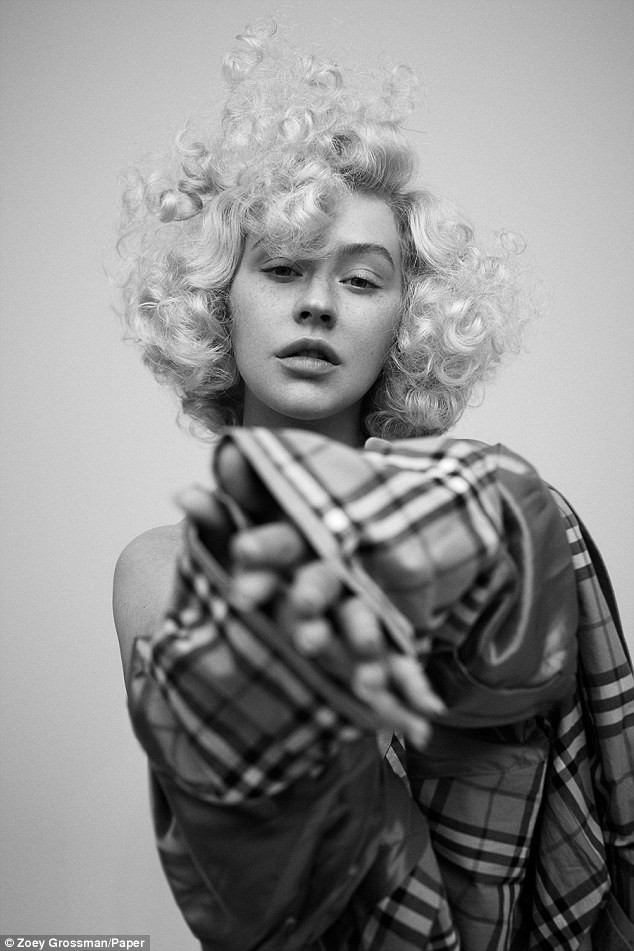 Christina Aguilera để mặt mộc chụp ảnh tạp chí khác lạ không nhận ra- Ảnh 7.
