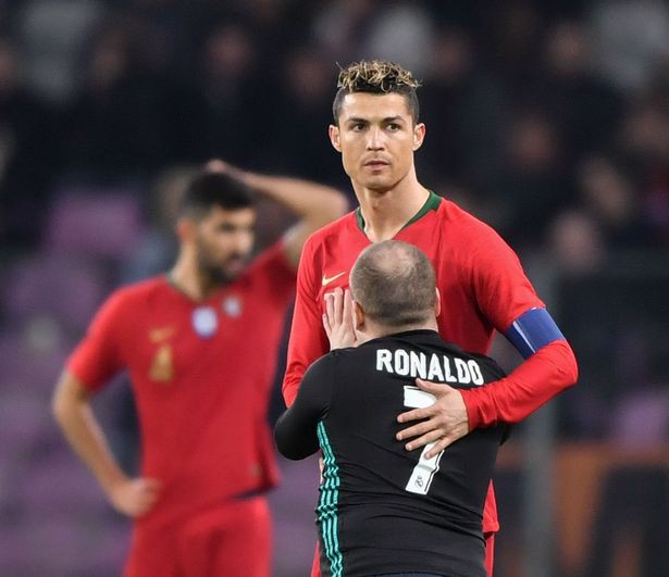 Fan cuồng chạy vào sân cưỡng hôn khiến Ronaldo đơ người - Ảnh 3.