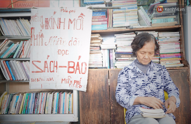 Cụ bà 73 tuổi trích lương hưu làm quầy sách báo miễn phí giữa Hà Nội: Từ lúc mở đến nay, ngày nào cũng nhận được quà - Ảnh 1.