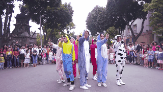 Teen Việt cosplay cả sở thú, nhảy lại hit đang nổi của Wanna One giữa phố đi bộ - Ảnh 4.
