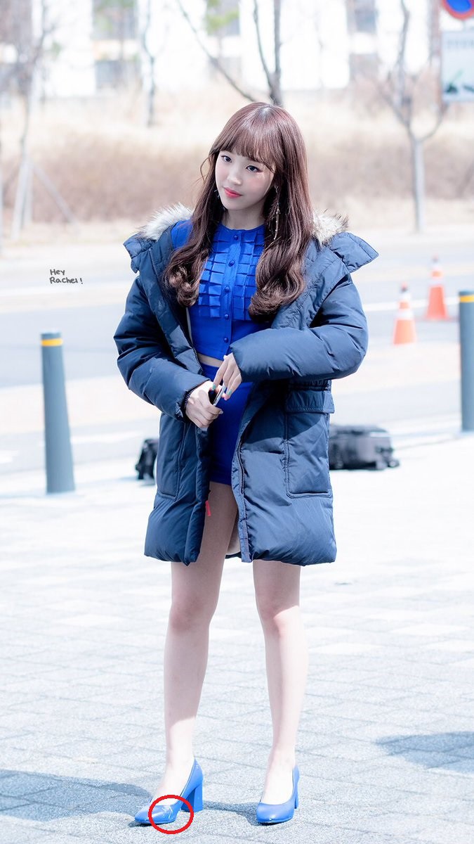 Nhóm April cũng khiến nhiều netizen xót xa khi phải tự sơn lại giày cũ ...