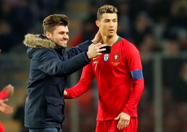 Fan cuồng chạy vào sân cưỡng hôn khiến Ronaldo đơ người - Ảnh 2.