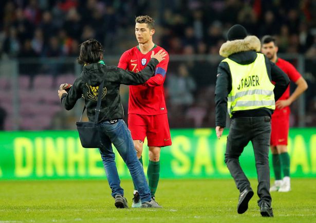 Fan cuồng chạy vào sân cưỡng hôn khiến Ronaldo đơ người - Ảnh 5.