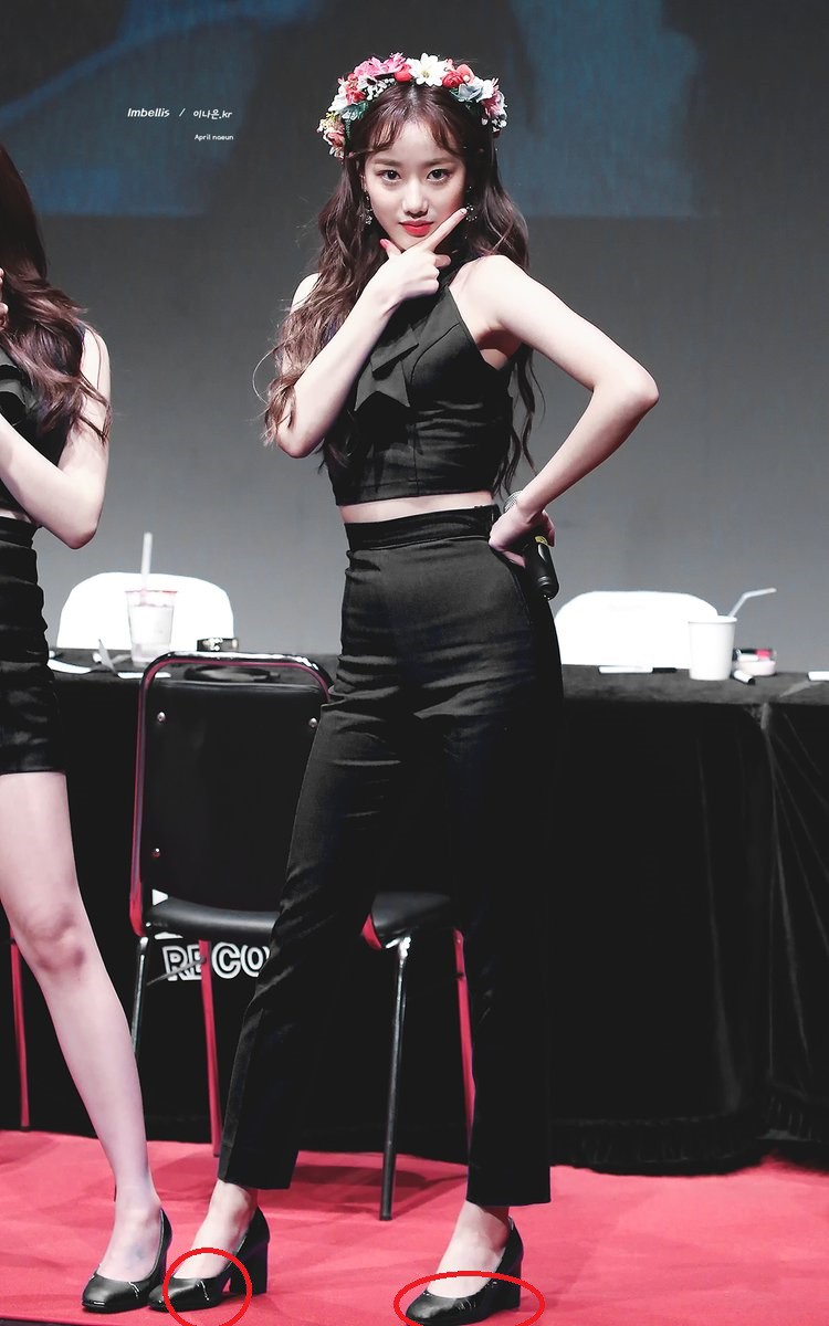 Nhóm April cũng khiến nhiều netizen xót xa khi phải tự sơn lại giày cũ ...