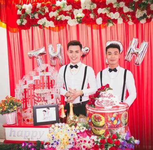Ph&iacute;a sau clip đ&aacute;m cưới đồng t&iacute;nh g&acirc;y x&ocirc;n xao l&agrave; c&acirc;u chuyện t&igrave;nh nhiều trắc trở, mất 3 năm để thuyết phục cha mẹ của 2 ch&agrave;ng trai trẻ - Ảnh 4.