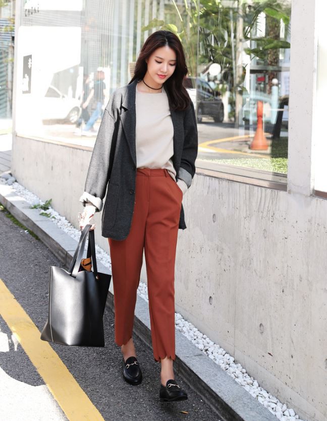 Đây chính là lý do vì sao quần vải đang dần “chiếm chỗ” của quần jeans trong tủ đồ của các nàng - Ảnh 6.