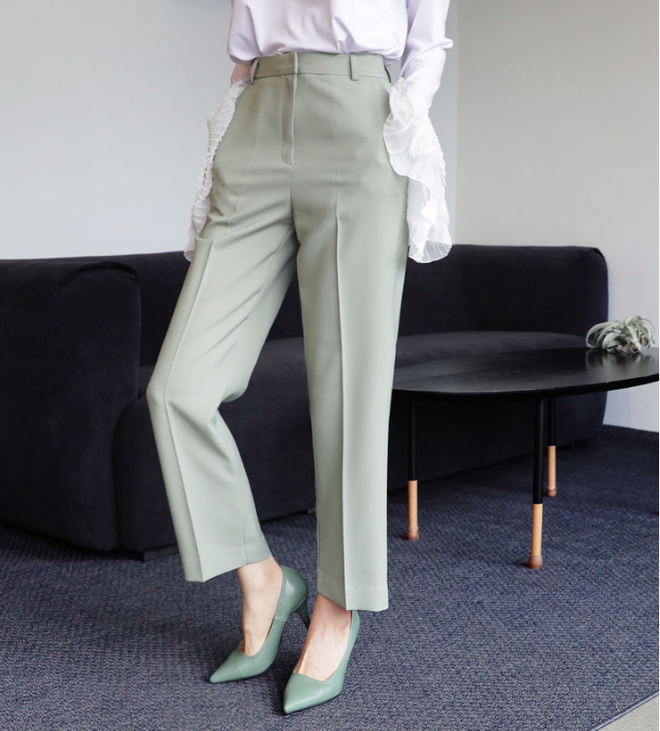 Đây chính là lý do vì sao quần vải đang dần “chiếm chỗ” của quần jeans trong tủ đồ của các nàng - Ảnh 10.