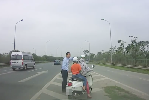 Hà Nội: Chạy xe máy lạc vào đường cao tốc, hai mẹ con được tài xế tốt bụng ra tay nghĩa hiệp - Ảnh 3.