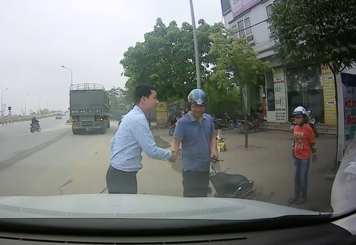 Hà Nội: Chạy xe máy lạc vào đường cao tốc, hai mẹ con được tài xế tốt bụng ra tay nghĩa hiệp - Ảnh 4.