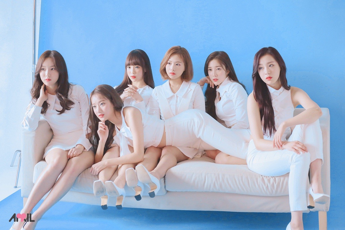 Nhóm April cũng khiến nhiều netizen xót xa khi phải tự sơn lại giày cũ ...