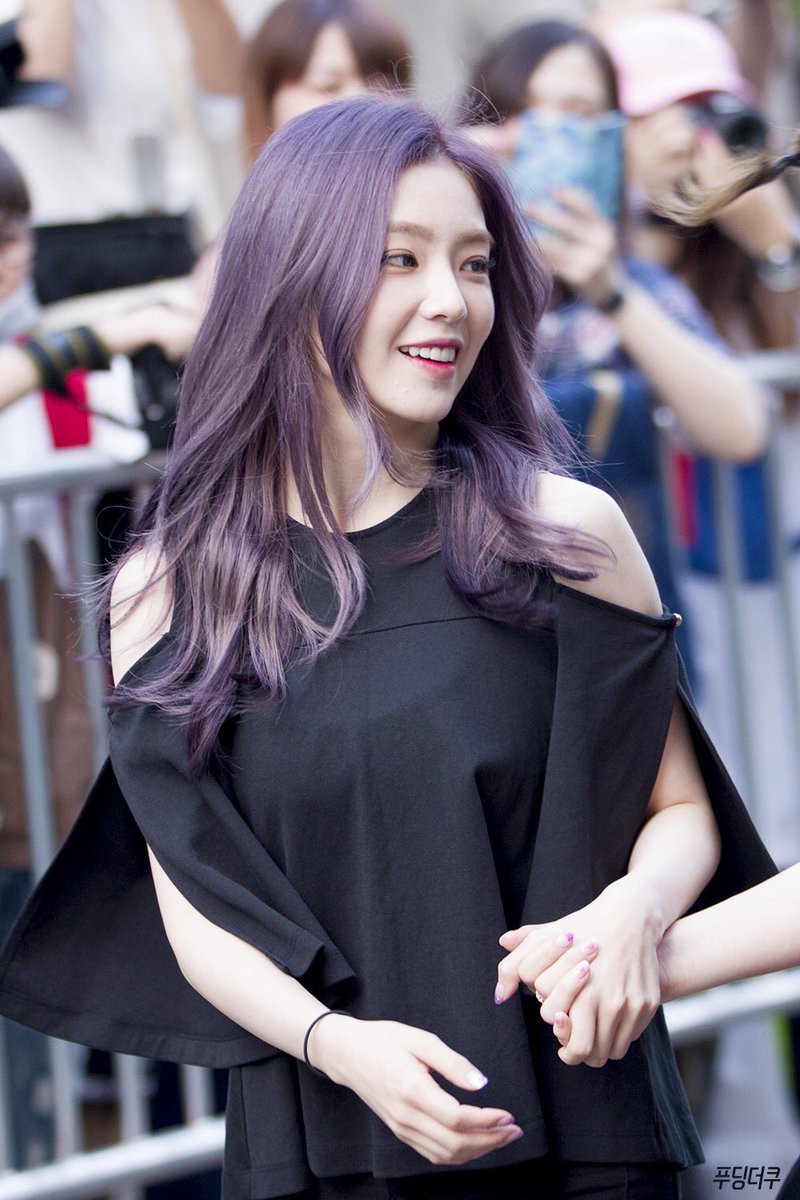 Irene Red Velvet - một trong những nghệ sĩ Hàn Quốc được khán giả yêu thích. Cô sở hữu một mái tóc màu tím khói cá tính, thể hiện được phong cách trẻ trung và nhiều sức hút.