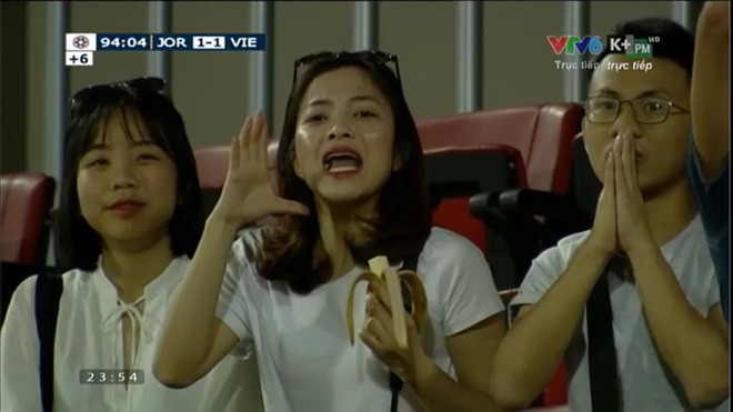 Vừa ăn chuối vừa cổ vũ: đây là cô gái sáng nhất trên khán đài trận Việt Nam - Jordan - Ảnh 2.