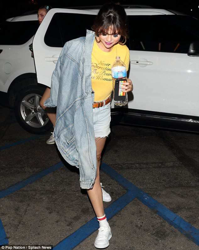 Selena Gomez thả rông vòng 1 khủng, tươi tắn đi chơi sau khi đã độc thân trở lại - Ảnh 6.