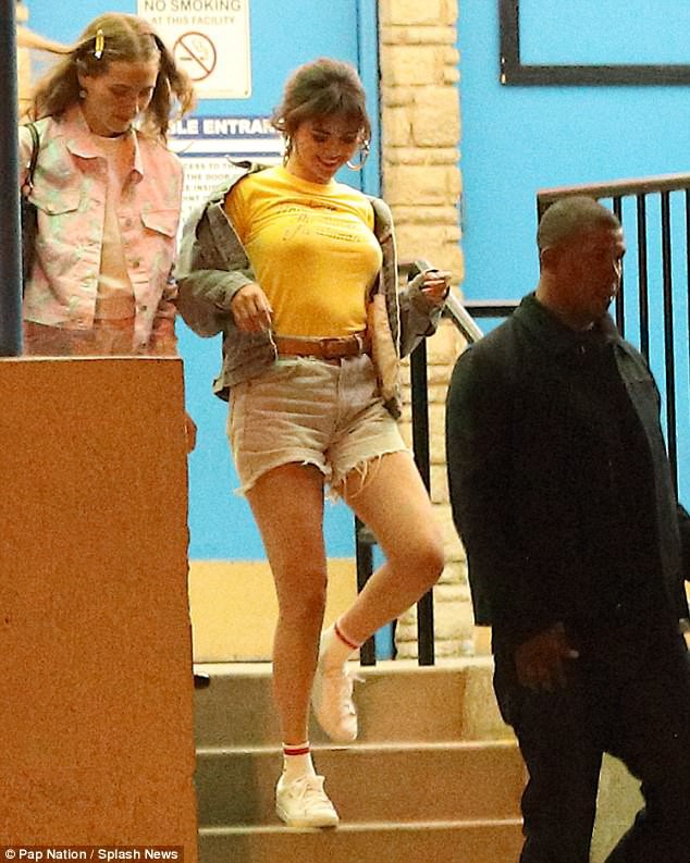 Selena Gomez thả rông vòng 1 khủng, tươi tắn đi chơi sau khi đã độc thân trở lại - Ảnh 1.