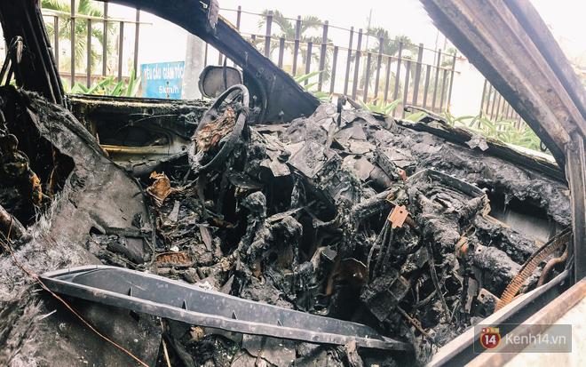 Hàng trăm xe máy, ô tô hạng sang bị cháy trơ khung tại chung cư Carina được kéo ra ngoài bán sắt vụn - Ảnh 3.
