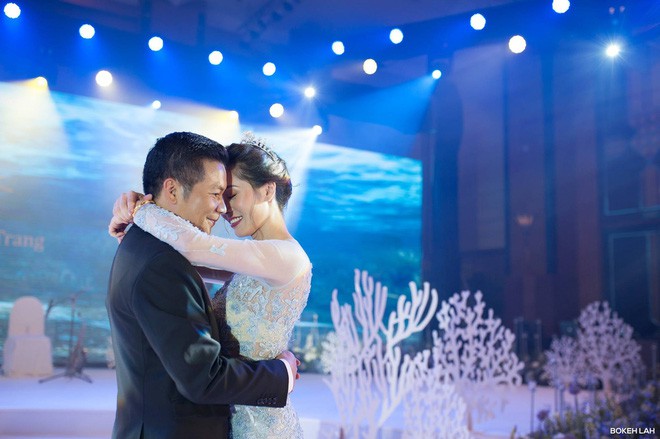 Cận cảnh đám cưới kỳ công, xanh màu đại dương của Shark Hưng (Thương vụ bạc tỷ) và cô dâu Á hậu - Ảnh 1.