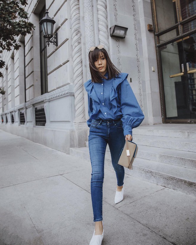 Sơmi cách điệu + quần jeans: quý cô châu Á đang khởi động mùa hè bằng combo điệu đà mà năng động này - Ảnh 1.