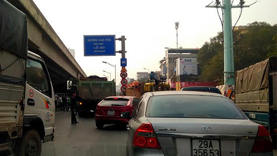 Hà Nội: Xe ben tông xe taxi, đường Nguyễn Xiển ùn tắc nghiêm trọng - Ảnh 2.