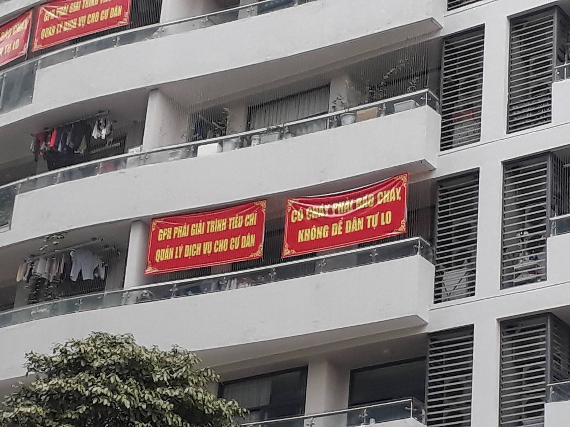 Cư d&acirc;n treo băng r&ocirc;n k&iacute;n t&ograve;a nh&agrave; Tr&agrave;ng An Complex y&ecirc;u cầu chủ đầu tư đảm bảo an to&agrave;n ch&aacute;y nổ  - Ảnh 2.