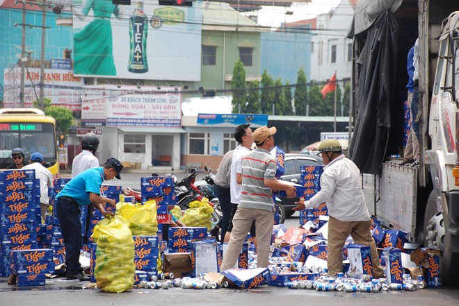 Người dân giúp tài xế thu gom hàng trăm thùng bia - Ảnh 2.