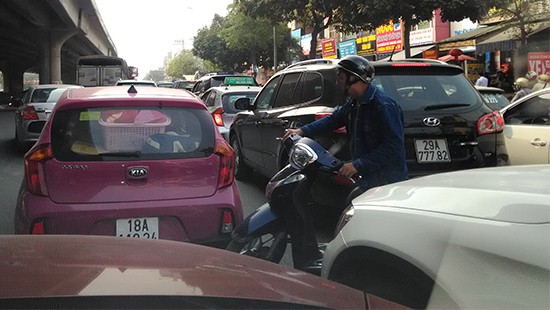 Hà Nội: Xe ben tông xe taxi, đường Nguyễn Xiển ùn tắc nghiêm trọng - Ảnh 3.