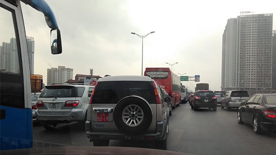 Hà Nội: Xe ben tông xe taxi, đường Nguyễn Xiển ùn tắc nghiêm trọng - Ảnh 4.