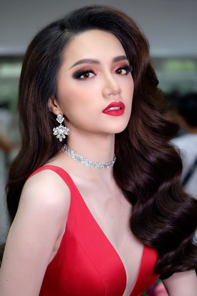 Dưới bàn tay trang điểm của chuyên gia người Thái, nhan sắc của Hoa hậu Hương Giang trông khác lạ bất ngờ - Ảnh 8.