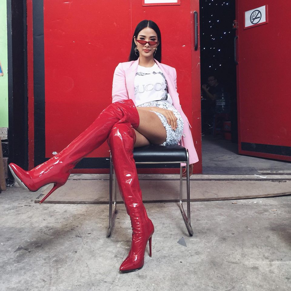 Chẳng còn hứng thú khoe street style sành điệu, Hà Hồ - Phạm Hương lại muốn xem ai lạ hơn nào - Ảnh 4. Chẳng còn hứng thú khoe street style sành điệu, Hà Hồ - Phạm Hương lại muốn xem ai lạ hơn nào - Ảnh 4.