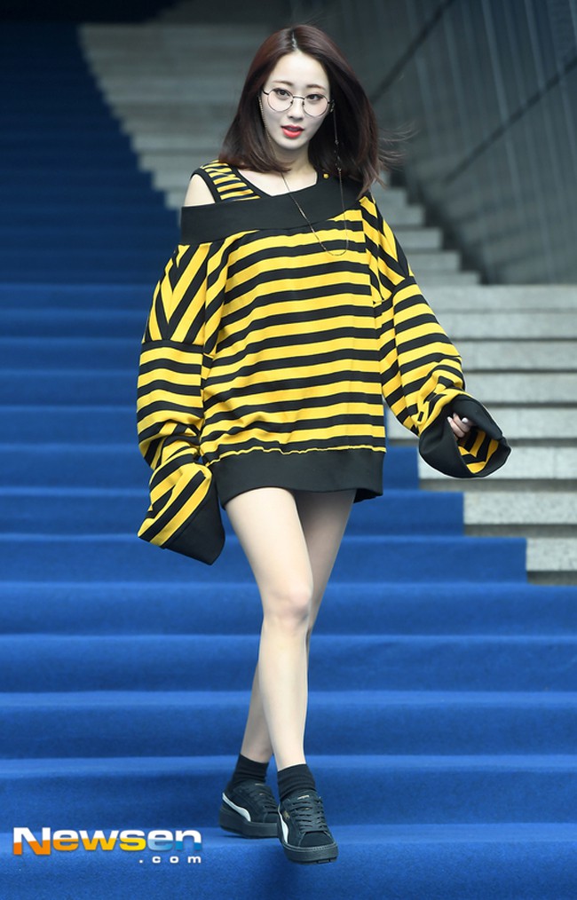 Chẳng còn hứng thú khoe street style sành điệu, Hà Hồ - Phạm Hương lại muốn xem ai lạ hơn nào - Ảnh 17. Chẳng còn hứng thú khoe street style sành điệu, Hà Hồ - Phạm Hương lại muốn xem ai lạ hơn nào - Ảnh 17.