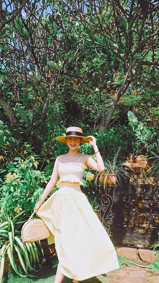 Chẳng còn hứng thú khoe street style sành điệu, Hà Hồ - Phạm Hương lại muốn xem ai lạ hơn nào - Ảnh 7. Chẳng còn hứng thú khoe street style sành điệu, Hà Hồ - Phạm Hương lại muốn xem ai lạ hơn nào - Ảnh 7.