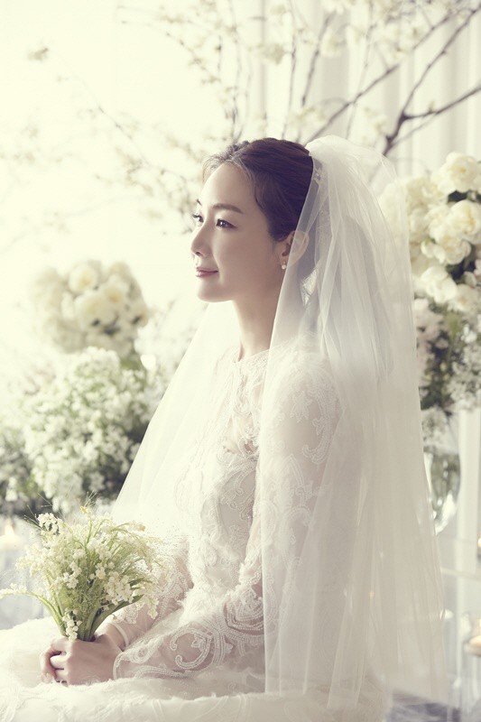 Ảnh cưới Choi Ji Woo: C&ocirc; d&acirc;u đẹp lộng lẫy, ch&uacute; rể xuất hiện tho&aacute;ng qua  - Ảnh 2.