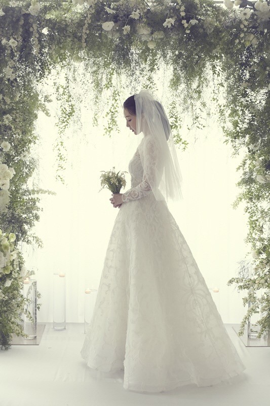 Ảnh cưới Choi Ji Woo: Cô dâu đẹp lộng lẫy, chú rể xuất hiện thoáng qua  - Ảnh 1.