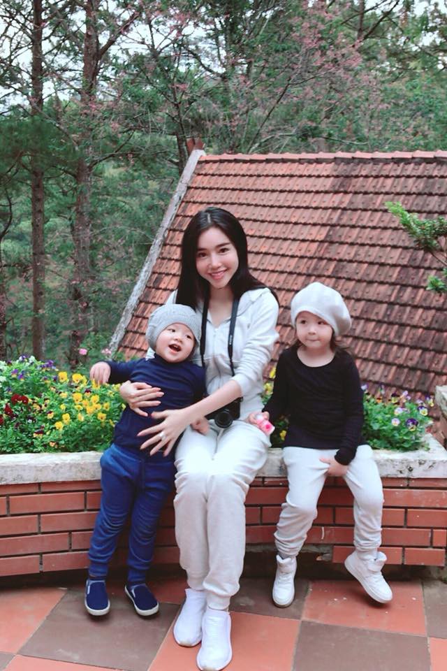 Clip: Thấy chị Cadie Mộc Tr&agrave; kh&oacute;c, cậu &uacute;t nh&agrave; Elly Trần dỗ d&agrave;nh cực dễ thương - Ảnh 2.