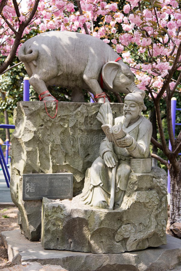 Cùng chung số phận là tượng 12 con giáp, những bức tượng này lại được ngợi khen vì thần thái xuất sắc! Animals-chinese-zodiac-pig-statue-photo-was-taken-mount-jiuhua-park-nanjing-city-china-photo-was-taken-as-53471608-1522317821232547157737
