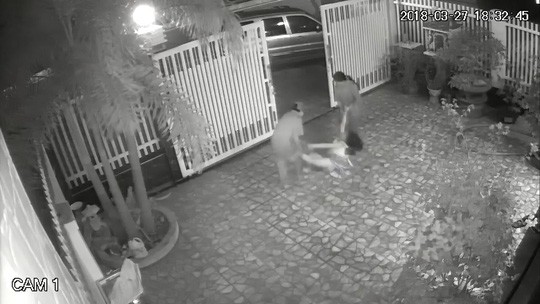 Video: B&eacute; g&aacute;i 9 tuổi bị bố mẹ đ&aacute;nh, k&eacute;o l&ecirc; tr&ecirc;n đường - Ảnh 2.