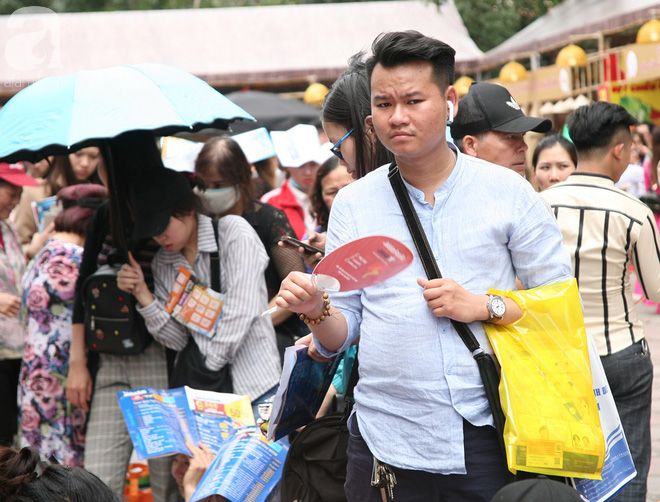 Hà Nội: Hàng trăm người đội nắng xếp hàng mua vé máy bay 0 đồng - Ảnh 11.