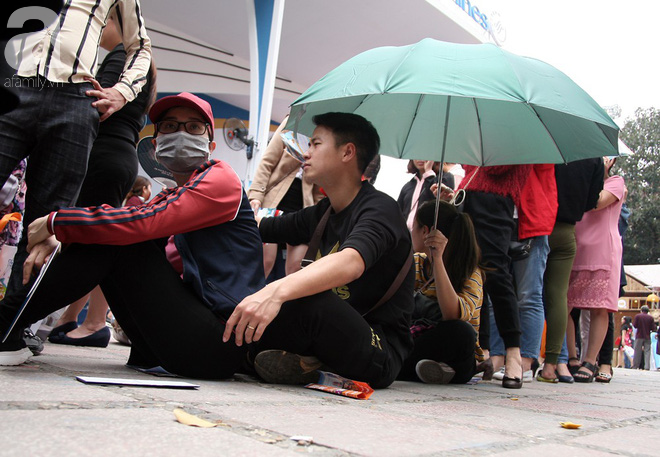 Hà Nội: Hàng trăm người đội nắng xếp hàng mua vé máy bay 0 đồng - Ảnh 3.