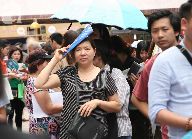 Hà Nội: Hàng trăm người đội nắng xếp hàng mua vé máy bay 0 đồng - Ảnh 10.